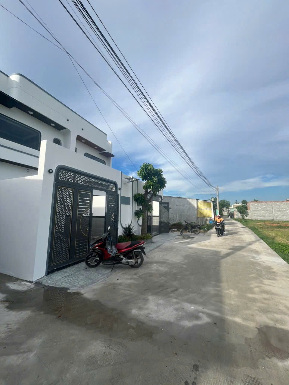 Bán 2 nhà mới xây gần chợ đình Mỹ Hạnh Bắc dt 150m2 full thổ 1 lầu 4pn,5wc hướng Nam giá 2,9 tỷ / c 2