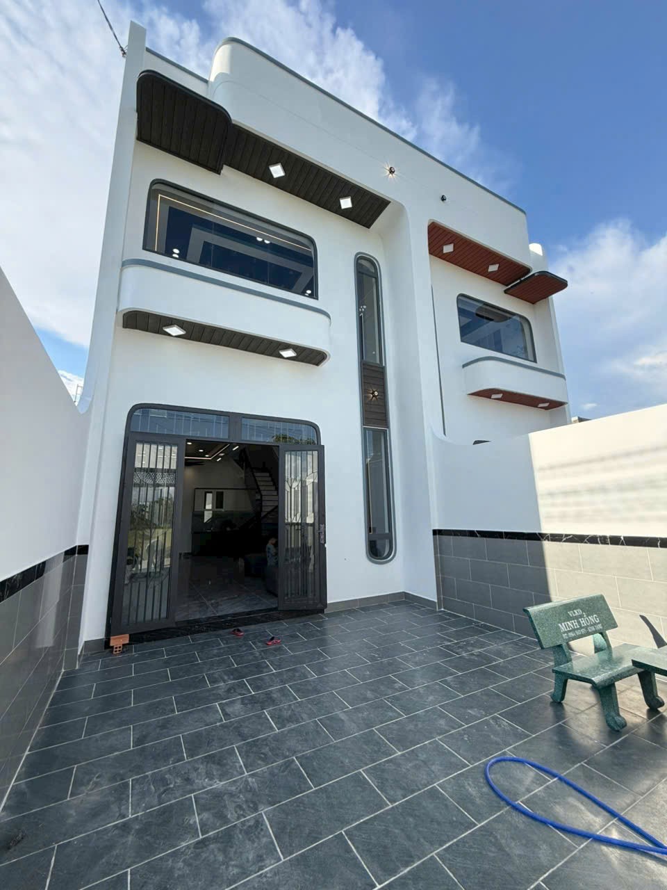 Bán 2 nhà mới xây gần chợ đình Mỹ Hạnh Bắc dt 150m2 full thổ 1 lầu 4pn,5wc hướng Nam giá 2,9 tỷ / c 3