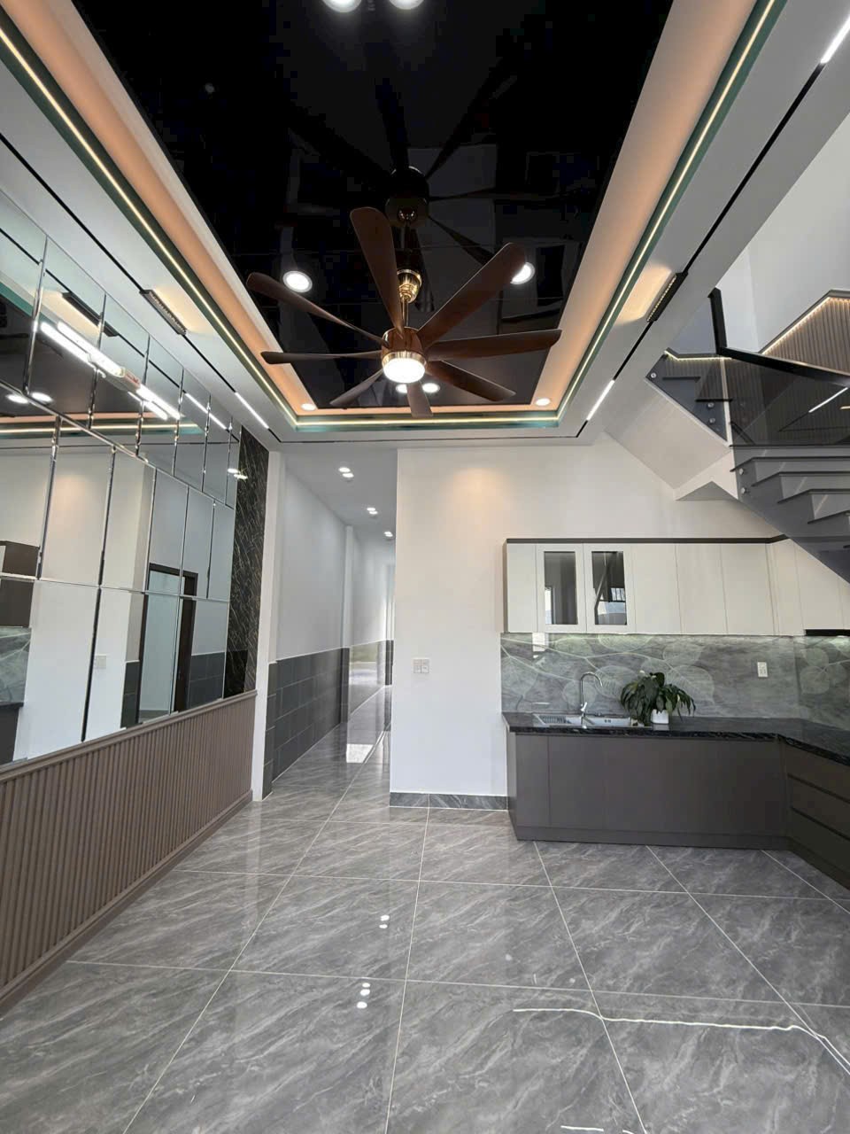 Bán 2 nhà mới xây gần chợ đình Mỹ Hạnh Bắc dt 150m2 full thổ 1 lầu 4pn,5wc hướng Nam giá 2,9 tỷ / c 7