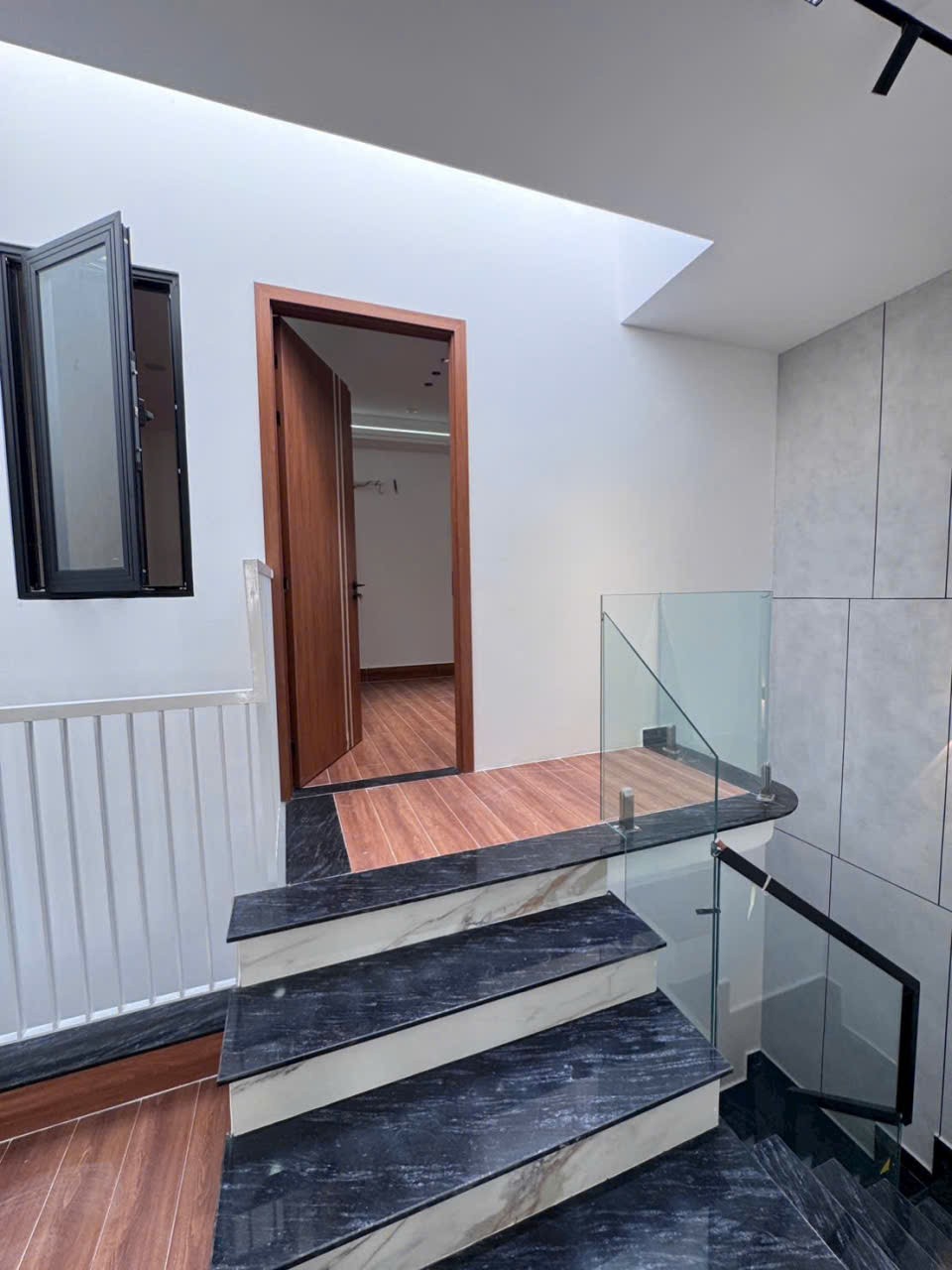 Bán nhà mới xây hẻm đường số 3, Bình Hưng Hòa dt 52,8m2 3 lầu,4pn,5wc giá 6,35 tỷ 8
