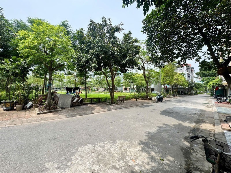Bán đất TĐC Giang Biên 64,3m2 hướng Đông Nam, view vườn hoa thoáng trọn đời, giá tốt