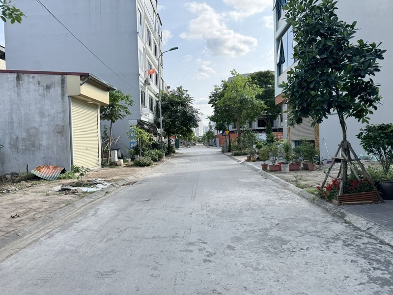 Bán đất TĐC Trâu Quỳ 98m2 mặt tiền rộng thích hợp xây VP, đường 12m thông Nguyễn Mậu Tài 2