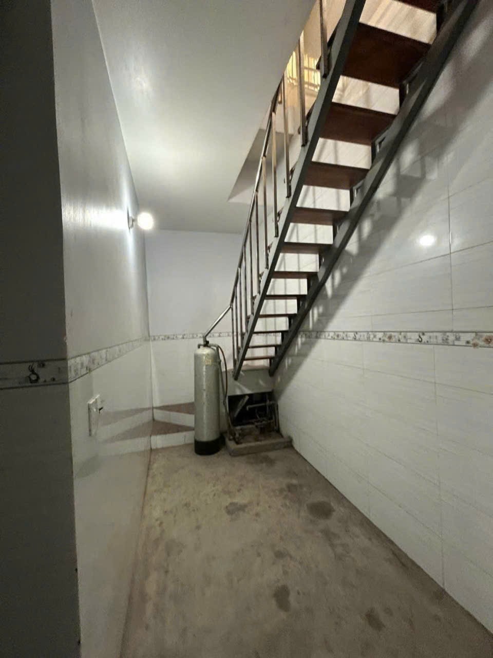 Bán nhà nghỉ mặt tiền gần chợ Long Cang mới dt 130m2 , 1 lầu, 8pn, 9wc + 1 kiot giá 4,9 tỷ 7