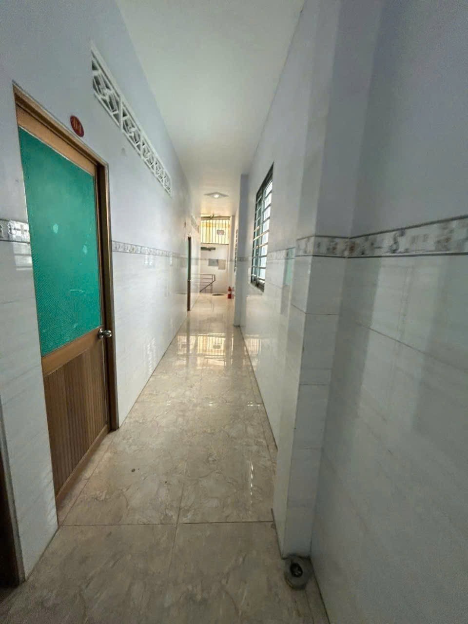 Bán nhà nghỉ mặt tiền gần chợ Long Cang mới dt 130m2 , 1 lầu, 8pn, 9wc + 1 kiot giá 4,9 tỷ 13
