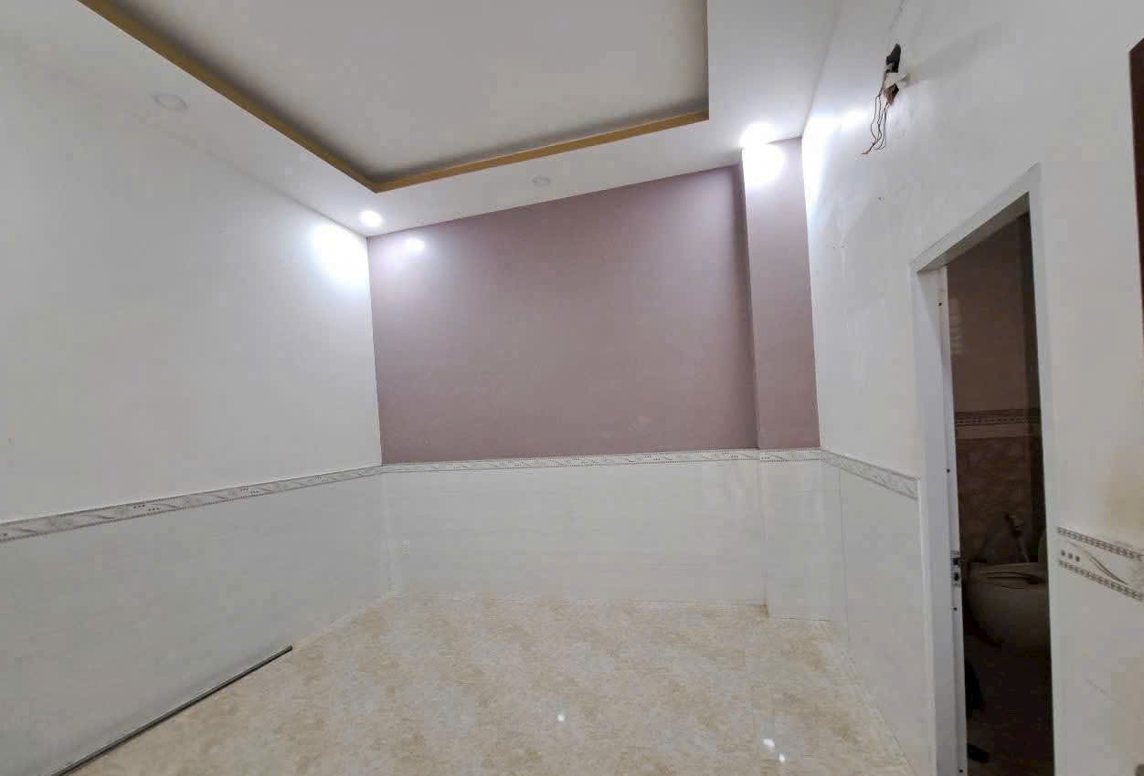 Bán nhà mặt tiền gần Chợ Mới xã Long Cang dt 100m2 full thổ 1 lầu ,3pn , 3wc giá chốt 3,9 tỷ 2