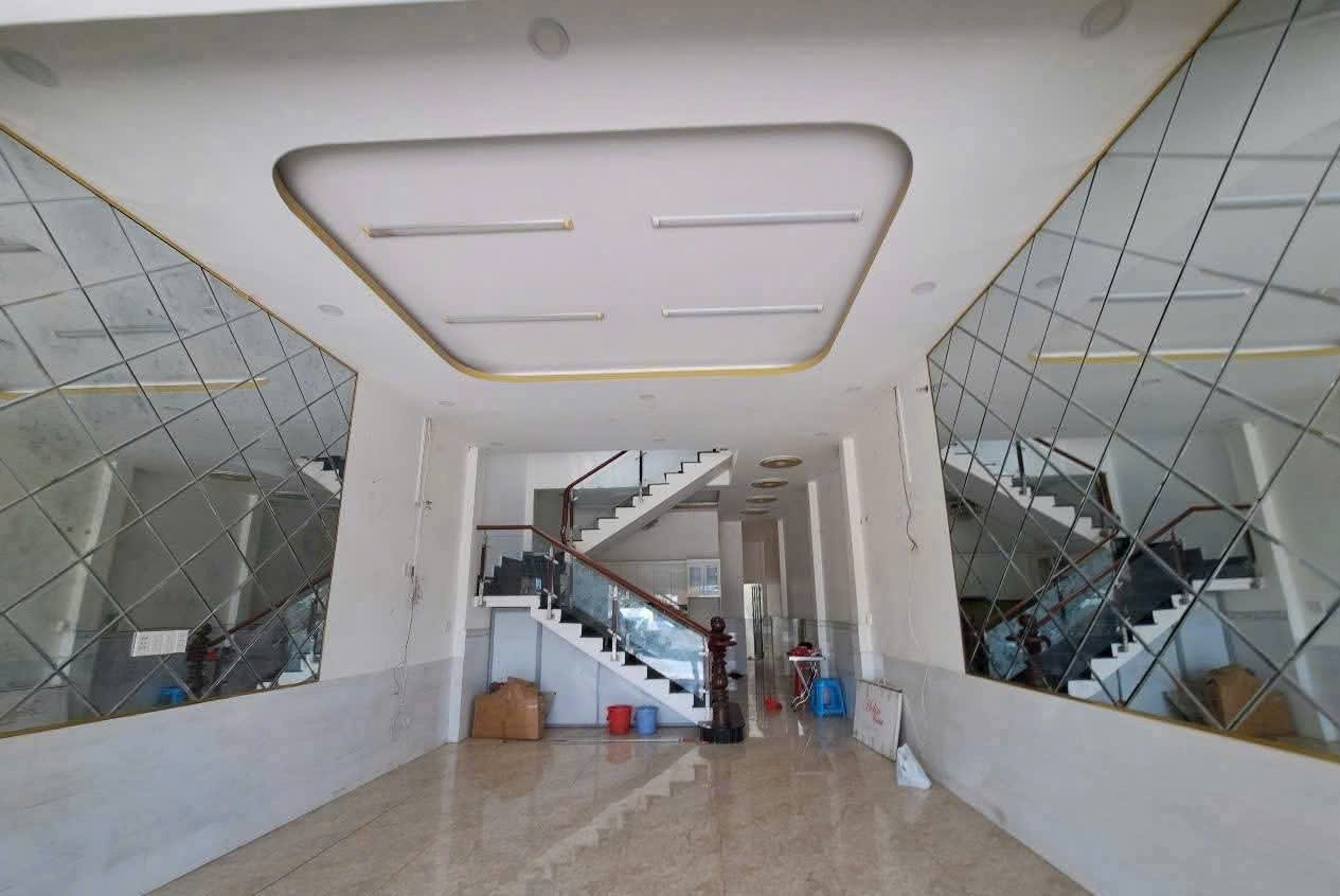 Bán nhà mặt tiền gần Chợ Mới xã Long Cang dt 100m2 full thổ 1 lầu ,3pn , 3wc giá chốt 3,9 tỷ 4