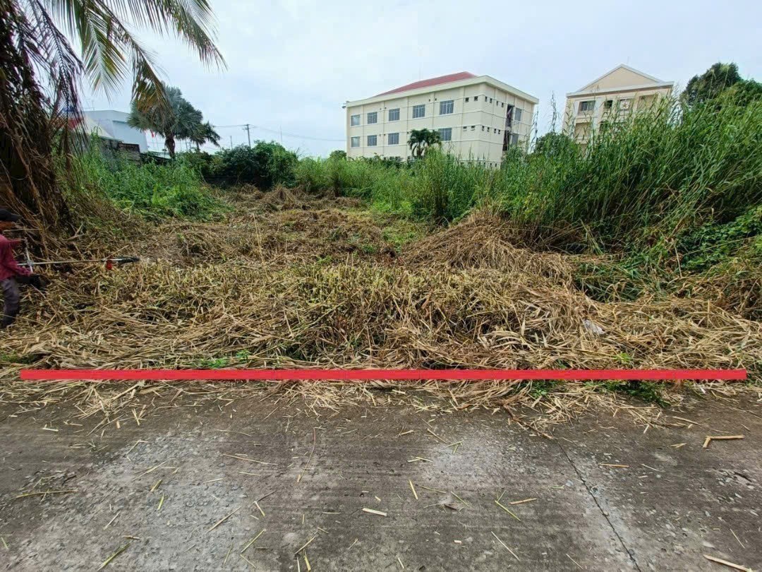 Bán đất trung tâm thị trấn Tân Trụ dt 800m2 ( 400m2  thổ) đường oto beton giá 2,7 tỷ 2