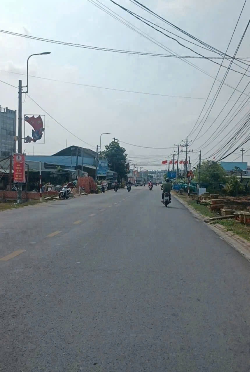 Bán đất trung tâm thị trấn Tân Trụ dt 800m2 ( 400m2  thổ) đường oto beton giá 2,7 tỷ 3
