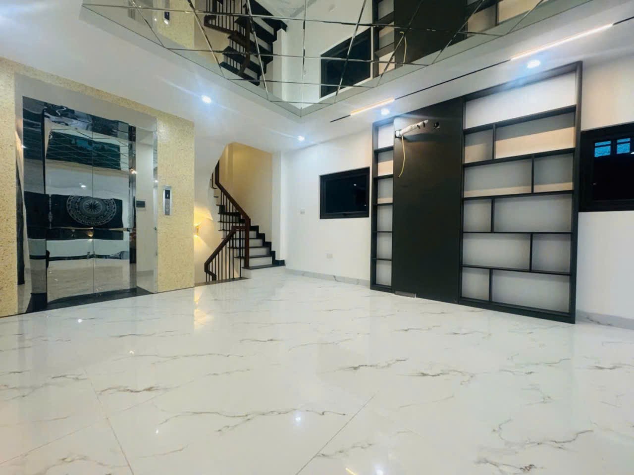 NHÀ ĐẸP TRUNG TÂM PHÚC LỢI –NGÕ Ô TÔ  THÔNG – GẦN VINHOMES RIVERSIDE – 40M² X 5 TẦNG – GIÁ 4
