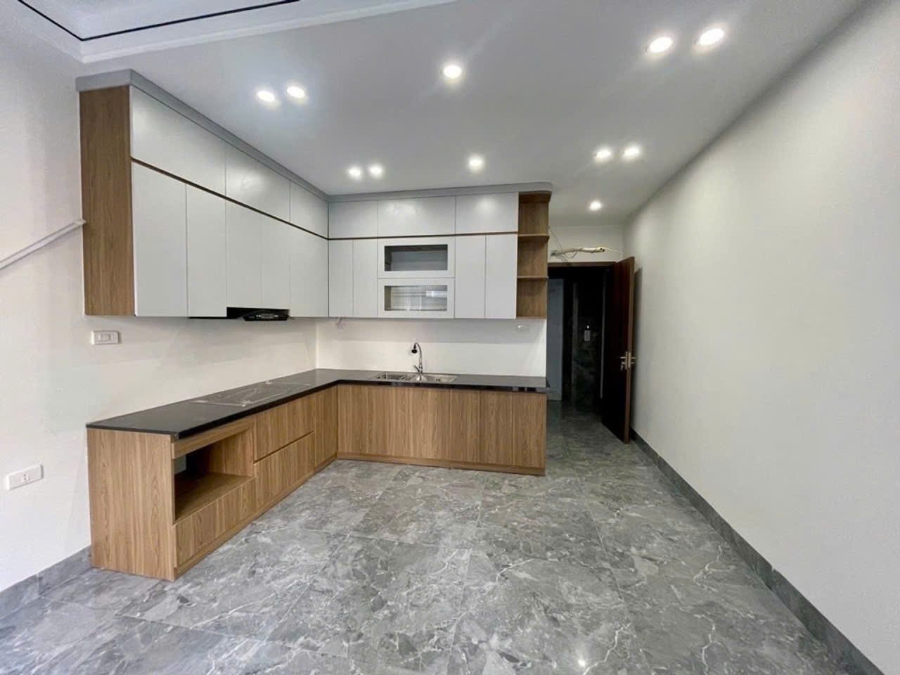 PHÚC LỢI  46m2 x 5 tầng – THANG MÁY XỊN – Ô TÔ ĐỖ CỔNG – SÁT VINHOMES RIVERSIDE - Giá 8.x tỷ 3