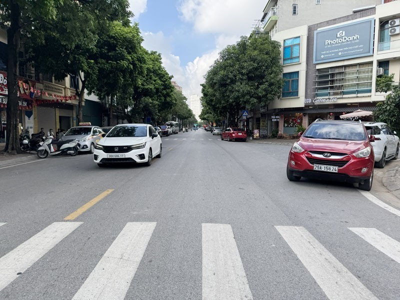 Cần bán căn góc nhà mặt phố Phạm Khắc Quảng: 59m2, từ tầng 2 lên 74m2, 3 mặt xung quanh là vườn hoa