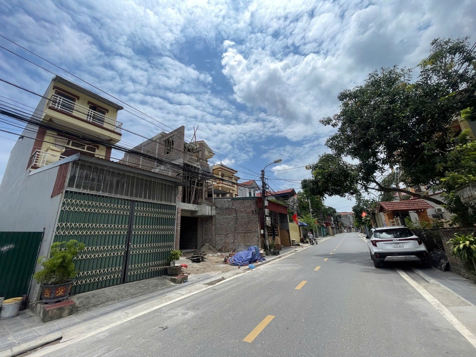 Cần bán 101m thổ cư thô Phú Hữu, đất vuông vắn, giá 5,x tỷ, sổ cất két sẵn giao dịch