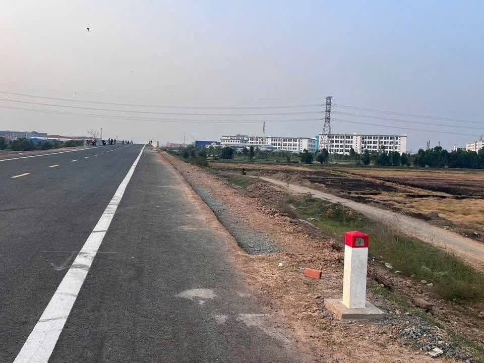 Bán đất lúa mặt tiền đường Hồ Chí Minh , xã Lộc Giang, Đức Hòa dt 430m2 giá 1,15 tỷ