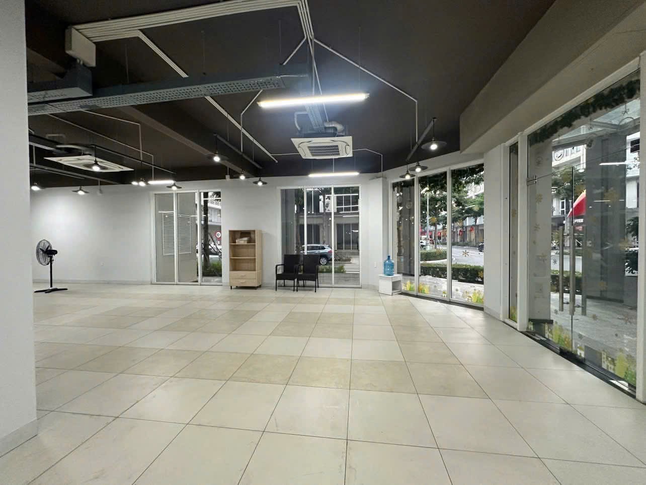 Cho thuê Nhà mặt tiền Quận 2, Hồ Chí Minh, Diện tích 260m², Giá Thương lượng 9