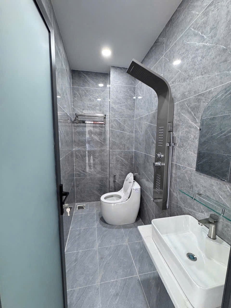 Bán nhà hẻm đường số 3, Bình Hưng Hòa dt 52m2 , 3 lầu 4pn,5wc giá 6,35 tỷ 10