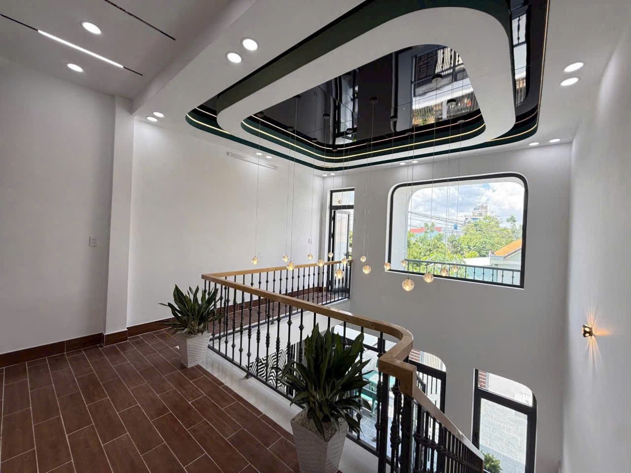 Bán nhà mới xây / tỉnh lộ 824, xã Mỹ Hạnh Nam, Đức Hòa dt 110m2 full thổ , 1 lầu, 3pn, 2wc giá 2,75 5