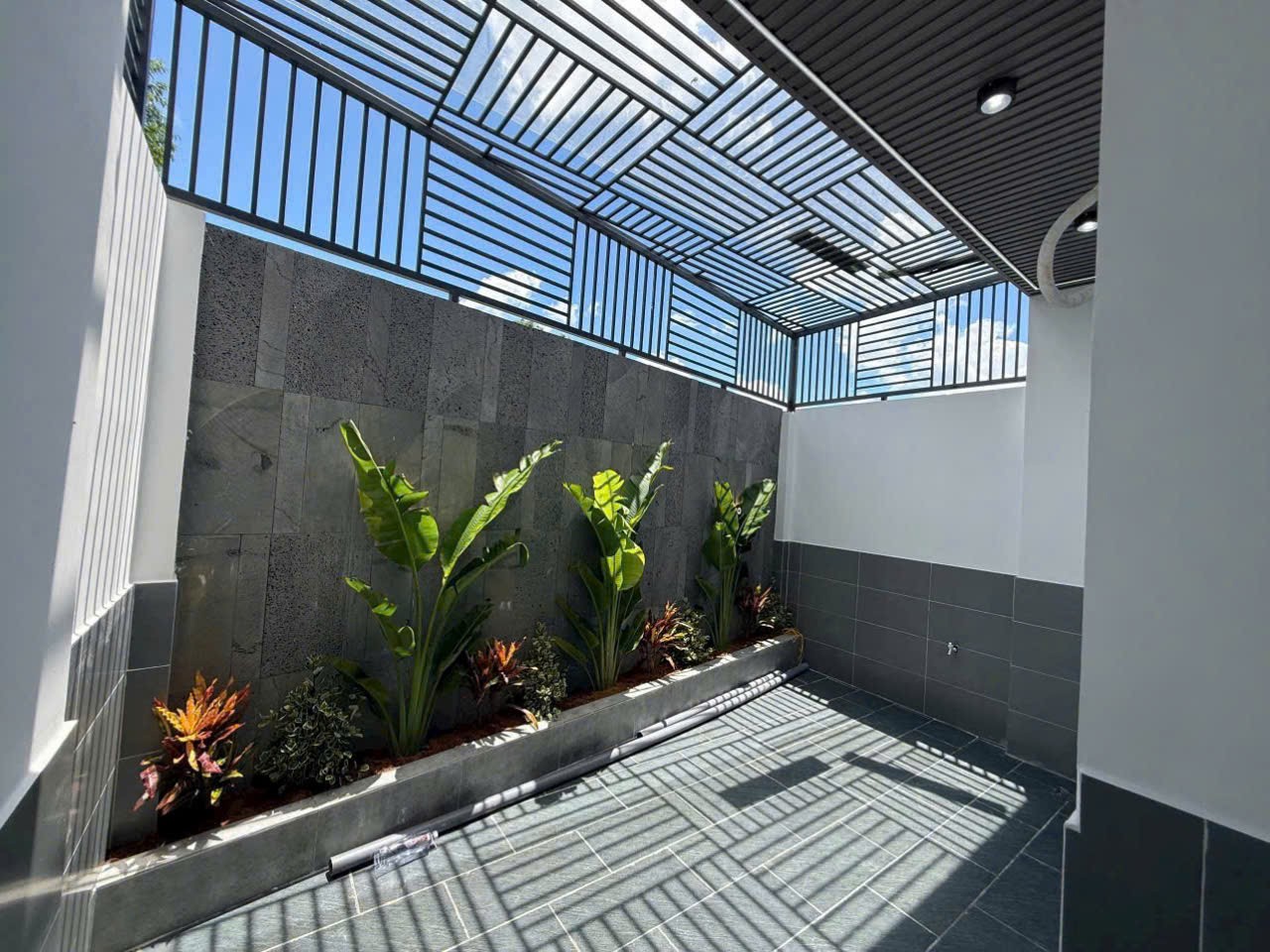 Bán nhà mới xây / tỉnh lộ 824, xã Mỹ Hạnh Nam, Đức Hòa dt 110m2 full thổ , 1 lầu, 3pn, 2wc giá 2,75 9