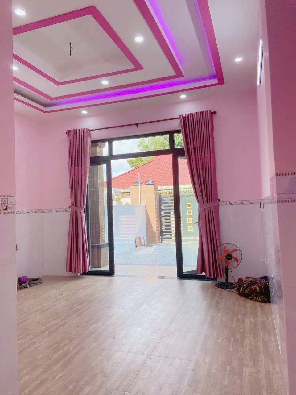 Bán 2 nhà mới xây, // Sông Lu ,Hòa Phú 163m2 full thổ , 2pn, 2wc , hướng đông, hoàn công giá 2,2 tỷ 3