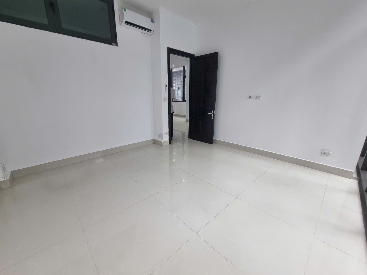 Chào thuê 120m sàn vp phố Nguyễn Hoàng, chia sẵn 2 phòng nhỏ, giá hợp lý sẵn bàn giao 4