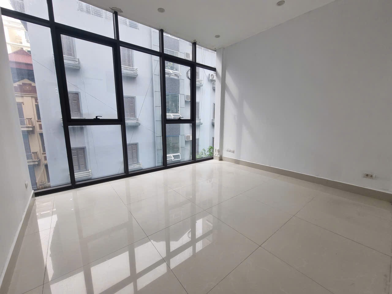Chào thuê 120m sàn vp phố Nguyễn Hoàng, chia sẵn 2 phòng nhỏ, giá hợp lý sẵn bàn giao 5