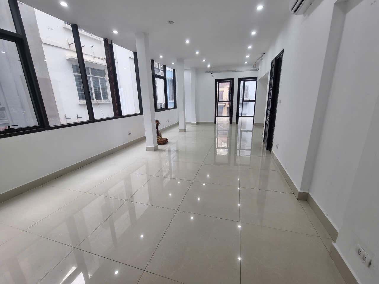 Chào thuê 120m sàn vp phố Nguyễn Hoàng, chia sẵn 2 phòng nhỏ, giá hợp lý sẵn bàn giao 3