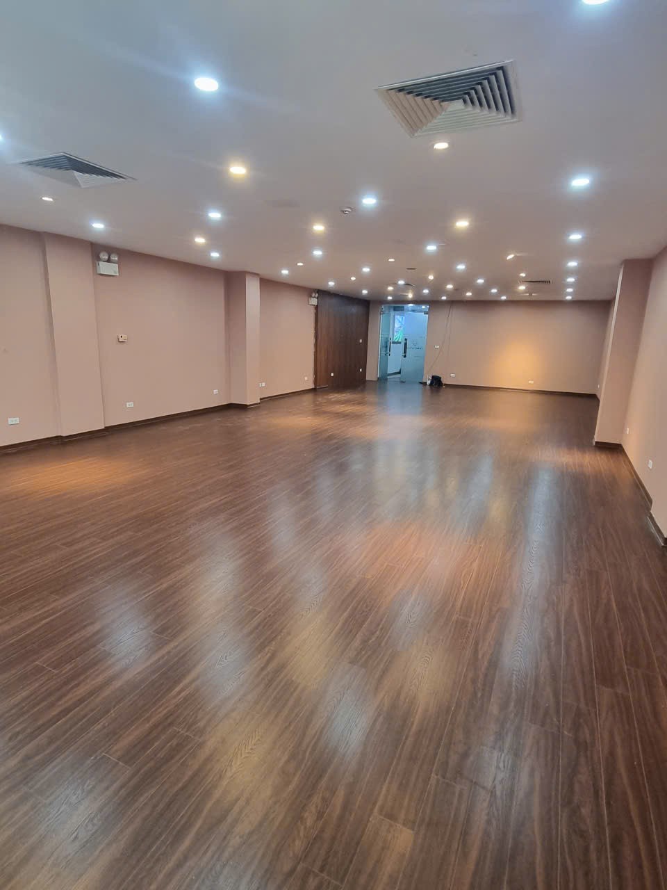Chính chủ cho thuê sàn vp 120m mặt phố Nguyễn Du, sàn vuông vắn, sẵn bàn giao 6