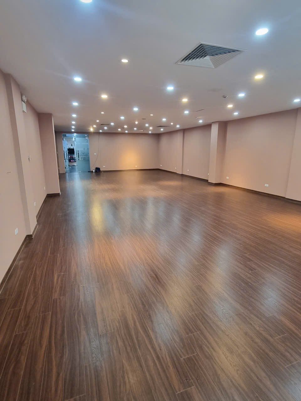 Chính chủ cho thuê sàn vp 120m mặt phố Nguyễn Du, sàn vuông vắn, sẵn bàn giao 4
