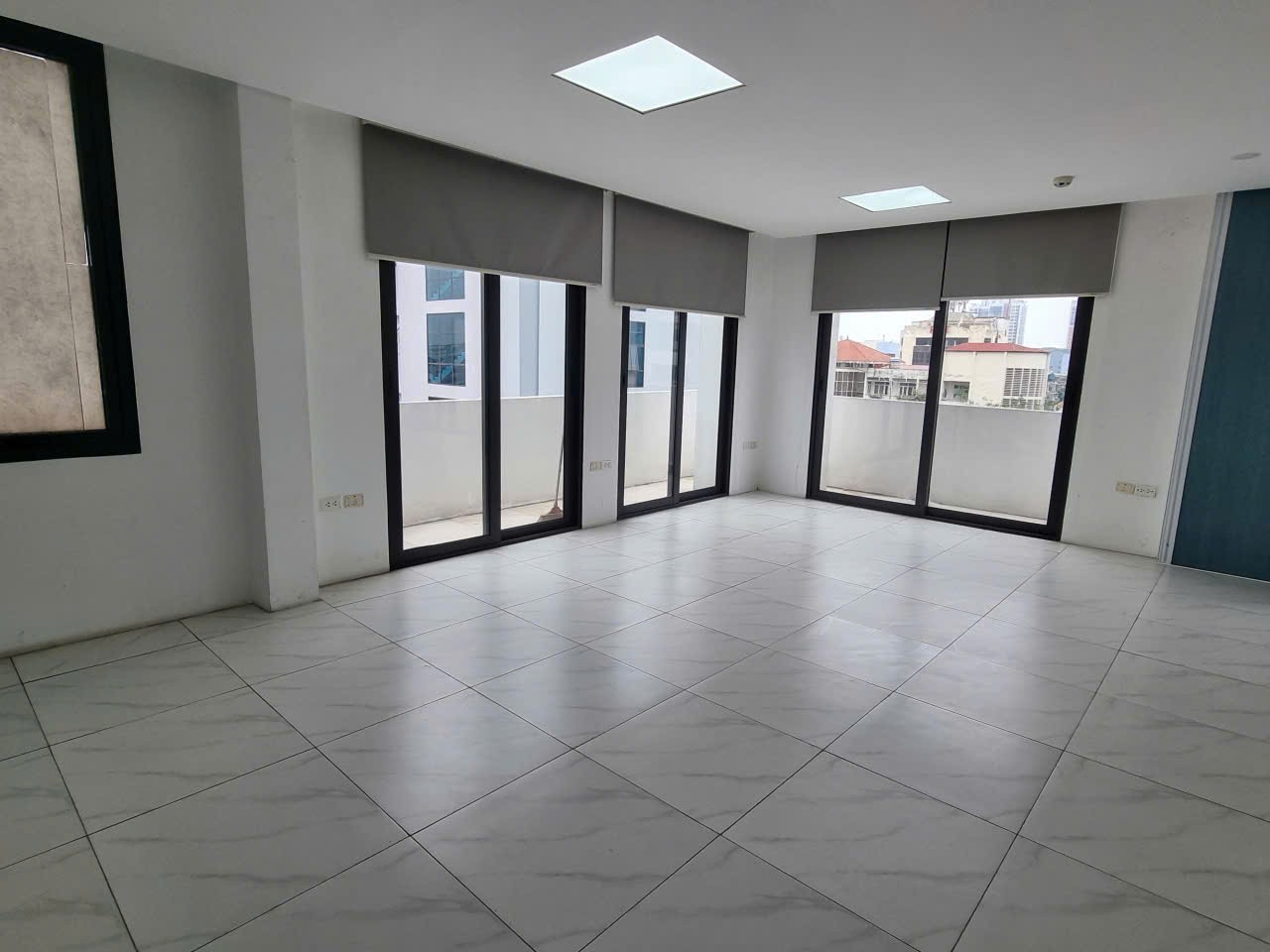 Cần cho thuê 40m sàn vp mặt phố Hoàng Quốc Việt, sàn lô góc vuông vắn, sẵn bàn giao 3