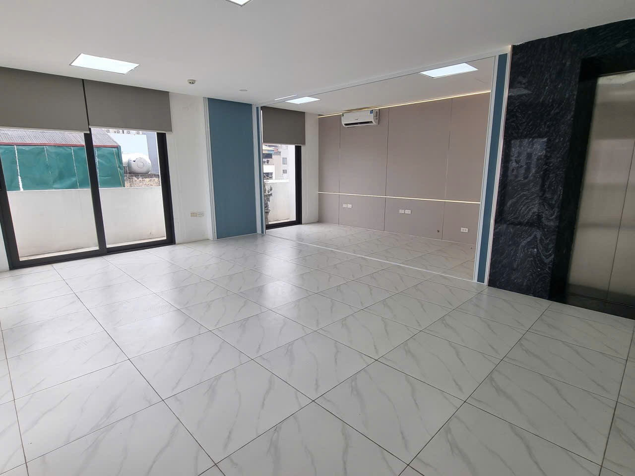 Cần cho thuê 40m sàn vp mặt phố Hoàng Quốc Việt, sàn lô góc vuông vắn, sẵn bàn giao 4