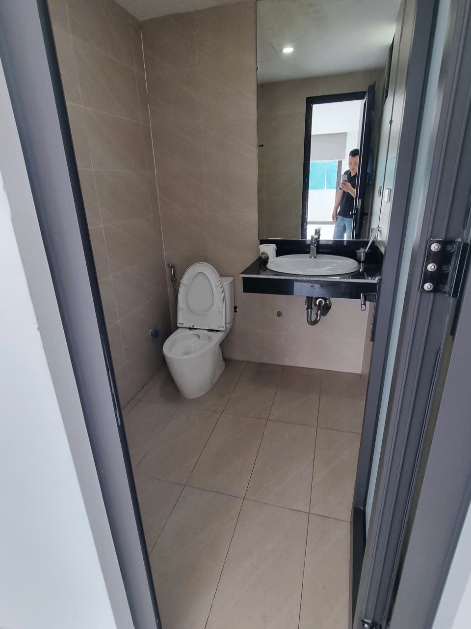 Cần cho thuê 40m sàn vp mặt phố Hoàng Quốc Việt, sàn lô góc vuông vắn, sẵn bàn giao 6