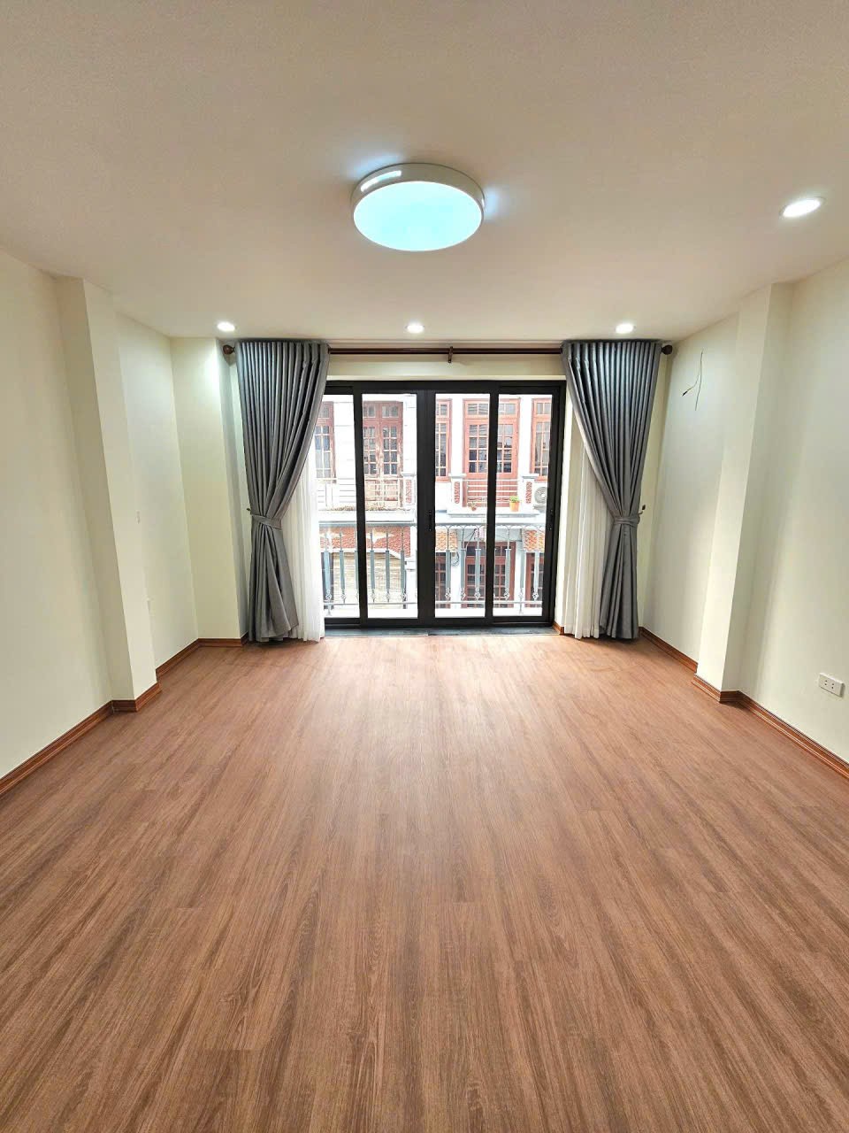 NHÀ ĐẸP TRUNG TÂM THẠCH BÀN – CỔ LINH  68M² X 5 TẦNG  Ô TÔ ĐỖ CỬA 4