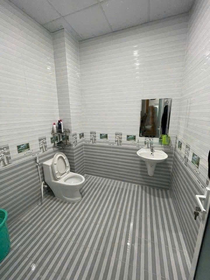 Bán nhà sân vườn mái thái KP9, thị trấn Bến Lức dt 236m2 (200m2 thổ),2pn,2wc giá 3,98 tỷ