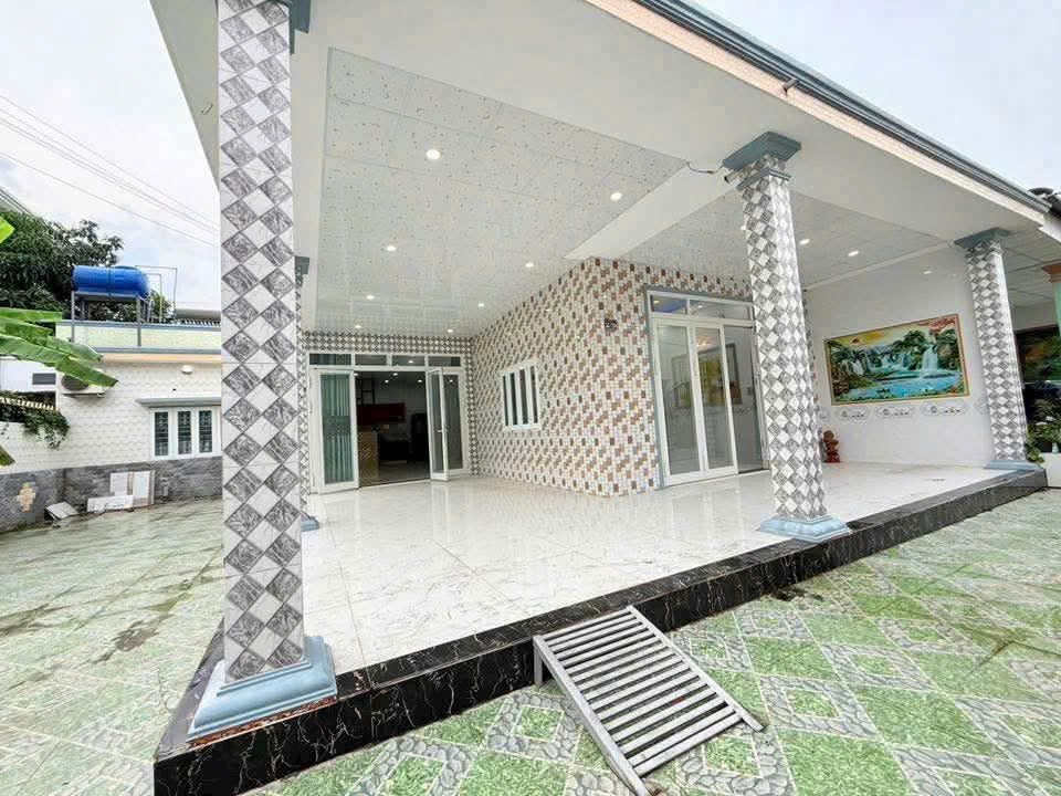 Bán nhà sân vườn mái thái KP9, thị trấn Bến Lức dt 236m2 (200m2 thổ),2pn,2wc giá 3,98 tỷ 2