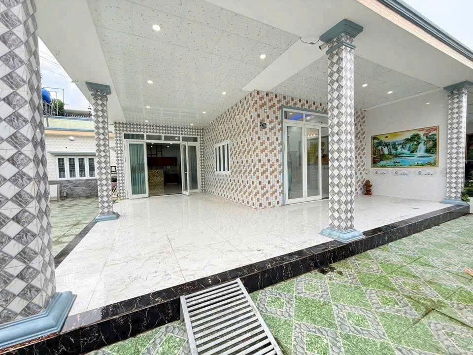 Bán nhà sân vườn mái thái KP9, thị trấn Bến Lức dt 236m2 (200m2 thổ),2pn,2wc giá 3,98 tỷ 4
