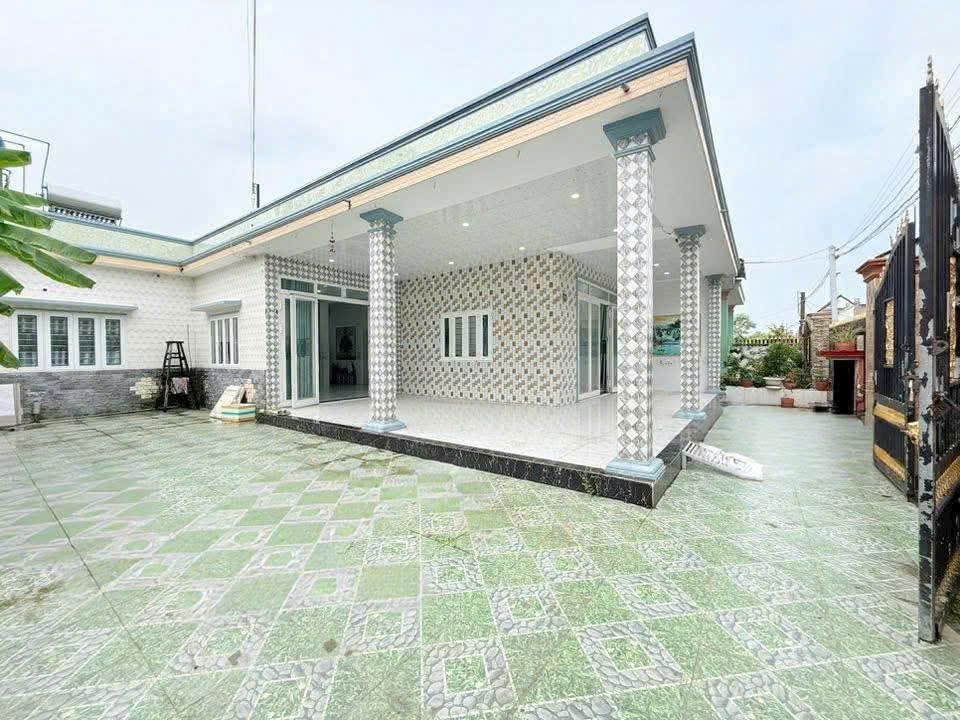 Bán nhà sân vườn mái thái KP9, thị trấn Bến Lức dt 236m2 (200m2 thổ),2pn,2wc giá 3,98 tỷ 6