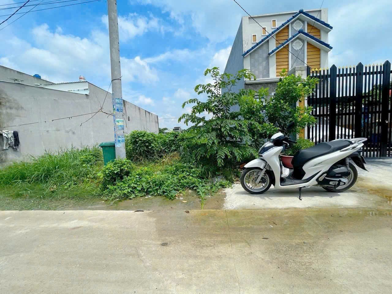 Bán đất thổ cư hẻm beton oto ấp 5 , Đức Hòa Đông dt 110m2 giá 950 triệu 2