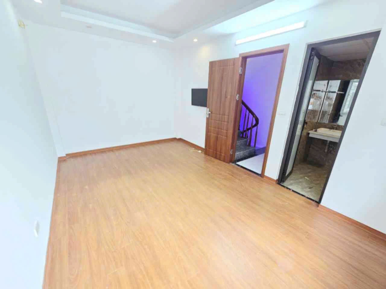 NHÀ ĐẸP 5 TẦNG - 33M² TẠI PHÚC LỢI,  CHỈ 6,2 TỶ 2