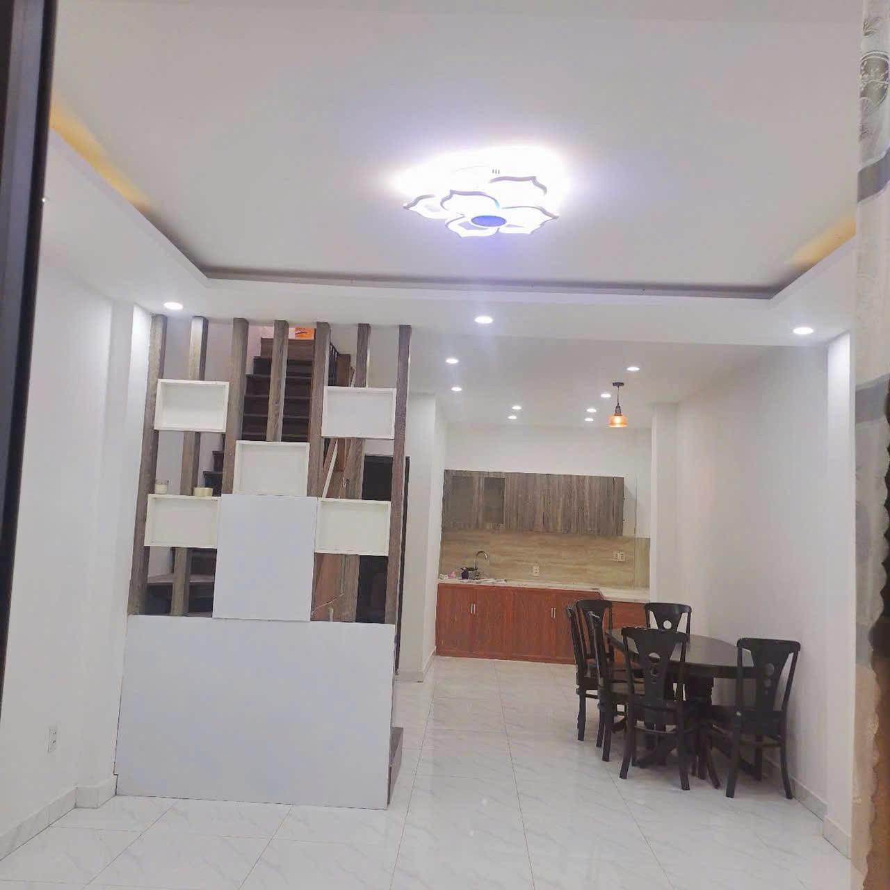 Nhà phố đẹp, g.iá tốt Lái Thiêu- 2 Tầng– Nhỉnh 3T - Đường xe tải - Ôtô đậu trước nhà - KDC tri thức 2