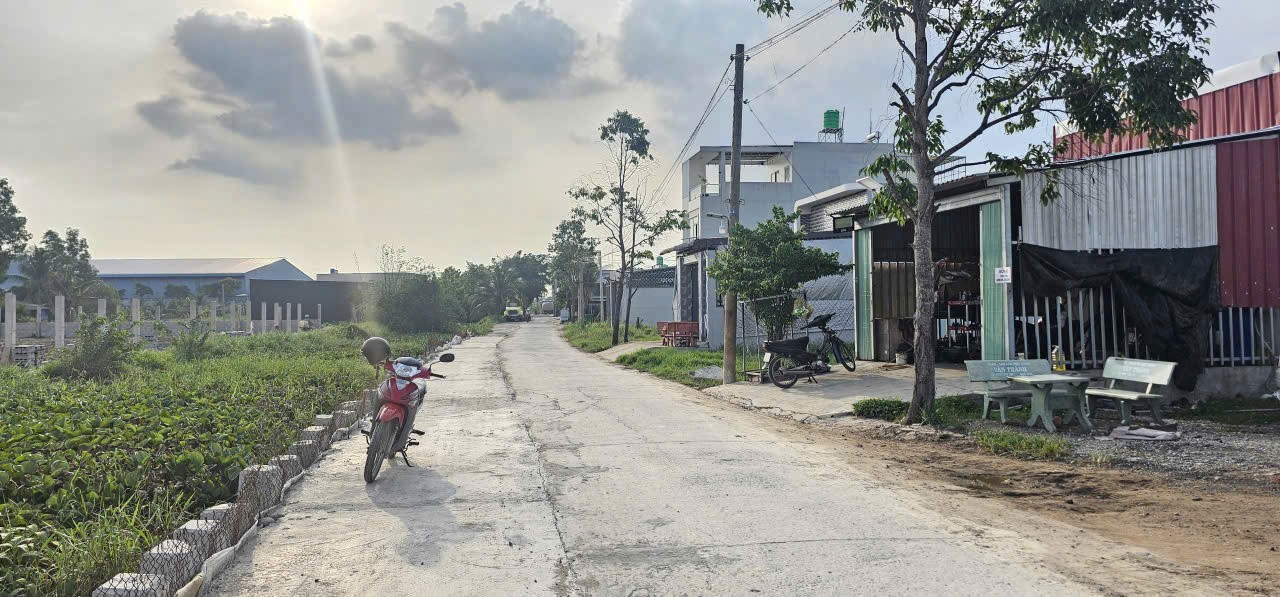 Bán 4 lô thổ cư liền kề mặt tiền Kênh Học Trò , xã Thanh Phú dt 128m2 giá 2,6 tỷ / lô 4