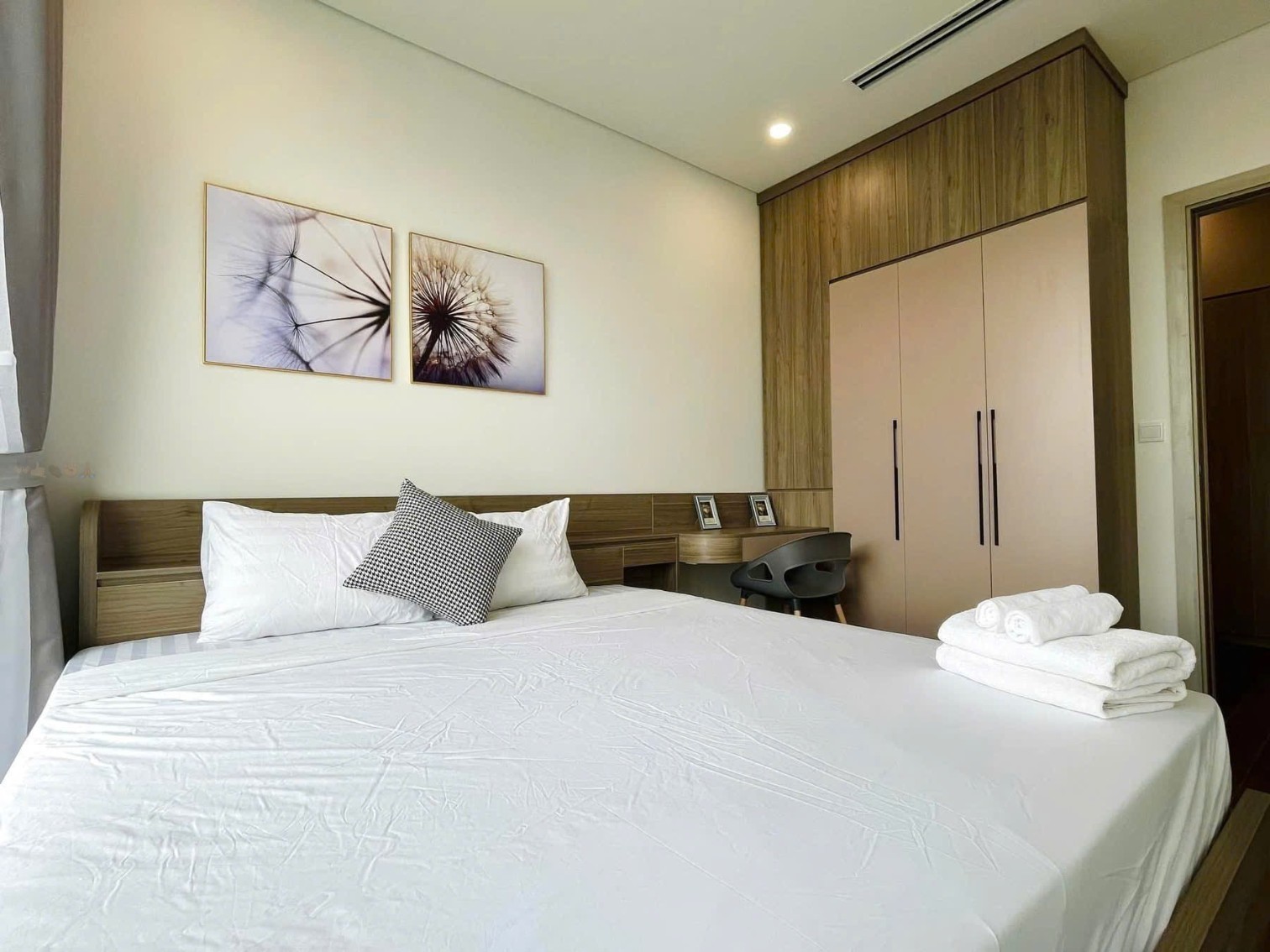 BÁN GẤP căn 2PN Vinhomes D'Capitale - FULL ĐỒ - giá 7.3 tỷ bao phí 2