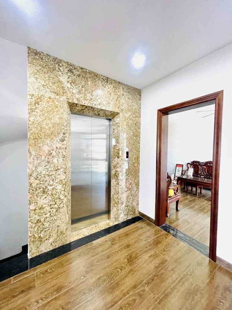 bán nhà lô góc mặt phố Long Biên, 100m x 7 tầng, mặt tiền 5.8m, view hồ, ôtô tránh, kinh doanh 4