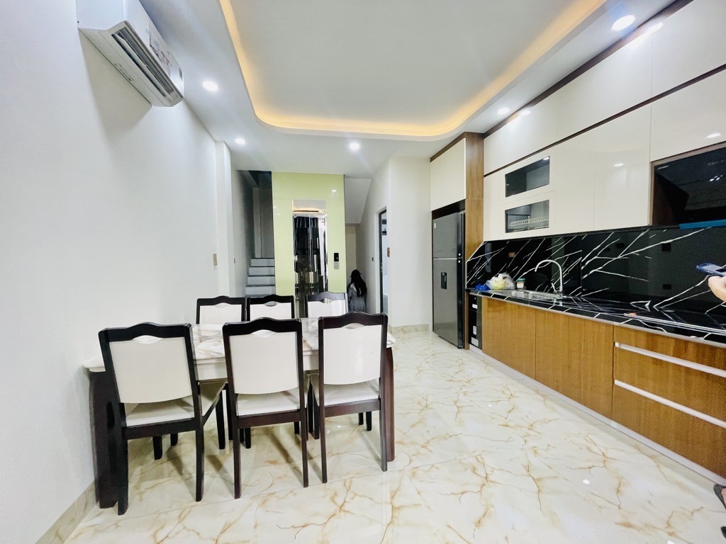 NGỌC LÂM,LONG BIÊN 14tỷ 35m THANG MÁY,MẶT PHỐ VỈA HÈ KINH DOANH CHO THUÊ ĐỈNH 4