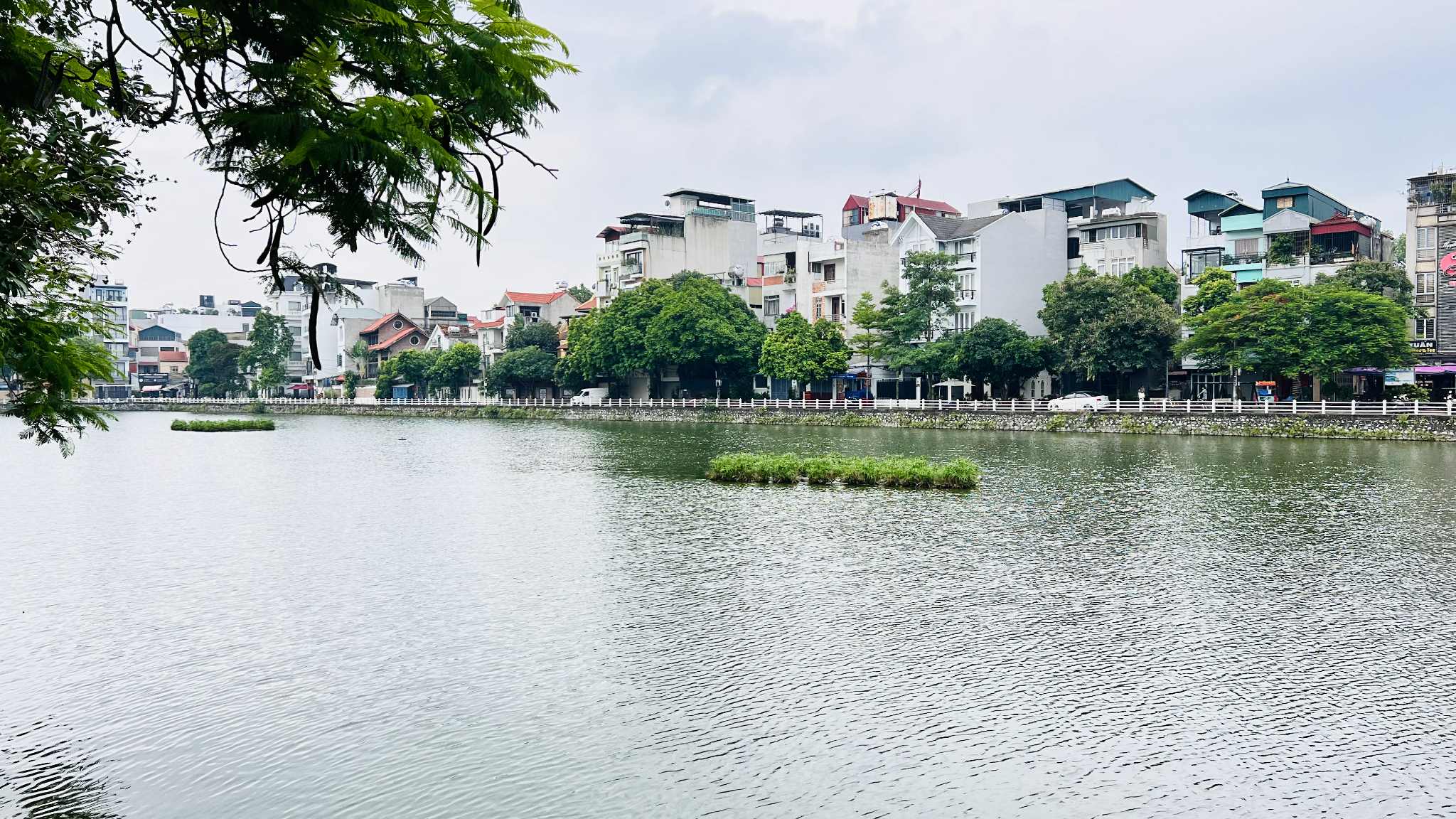 bán nhà lô góc mặt phố Long Biên, 100m x 7 tầng, mặt tiền 5.8m, view hồ, ôtô tránh, kinh doanh