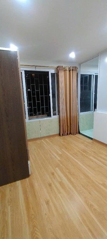 N.H.À TT Nghĩa Tân tầng 1, SIÊU HIẾM - KINH DOANH BẤT CHẤP - VỈA HÈ ĐÁ BÓNG - DT sử dụng 140m2, 2 4