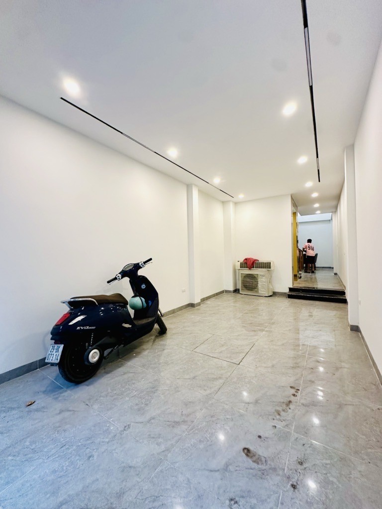 ĐÀM QUANG TRUNG,LONG BIÊN 10tỷ 50m NGÕ THÔNG,THANG MÁY,GARA Ô TÔ 2