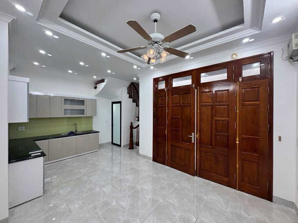 Trung Tâm Hai Bà Trưng, Nhà 5 Tầng Mới Tinh, Gần Phố, Gần Ô Tô, Chỉ Hơn 7 Tỷ