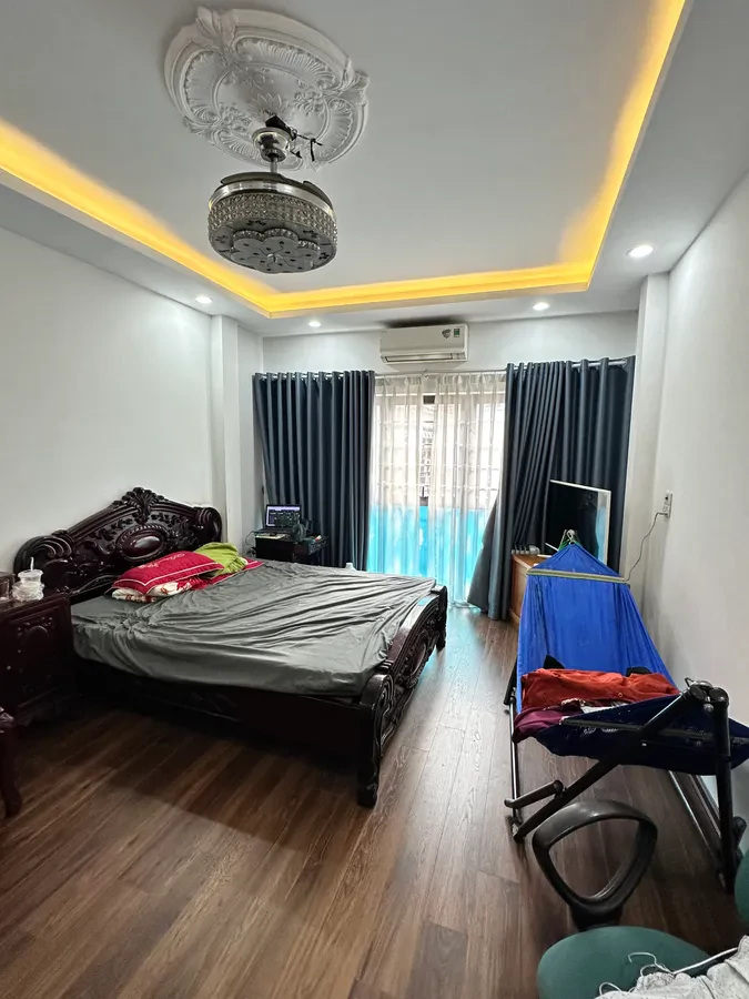 Bán nhà 6 tầng, 40m2, mặt tiền 4m, 50m ra đường Ngọc Hồi, ô tô vào nhà