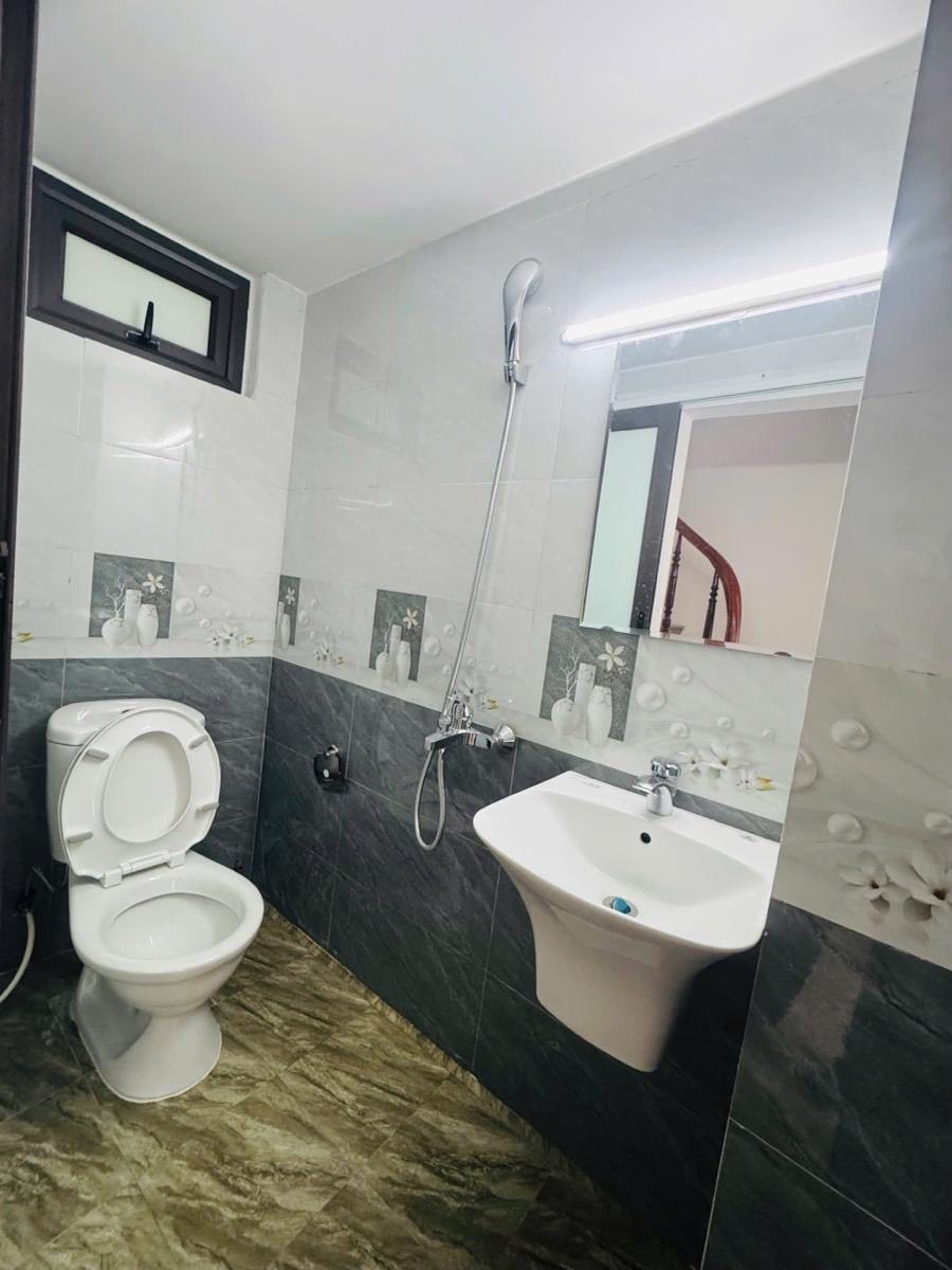 Bán nhà 6 tầng, 40m2, mặt tiền 4m, 50m ra đường Ngọc Hồi, ô tô vào nhà 2