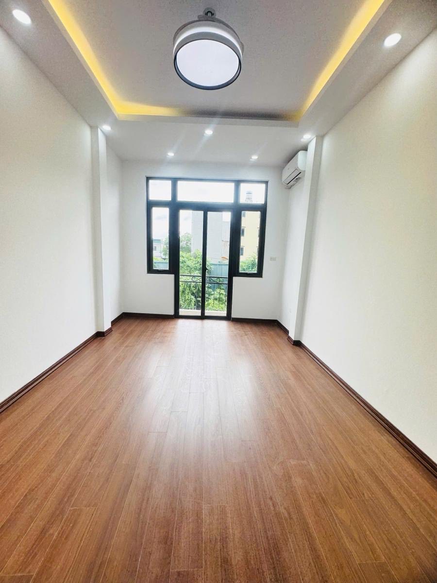 Bán nhà 6 tầng, 40m2, mặt tiền 4m, 50m ra đường Ngọc Hồi, ô tô vào nhà 3