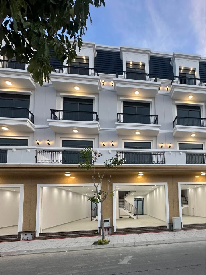 TẶNG NGAY 700TR CHO 10 KH ĐẦU TIÊN ĐẶT CỌC NHÀ PHỐ 4 TẦNG NGAY TRUNG TÂM BIỂN NINH CHỬ 2